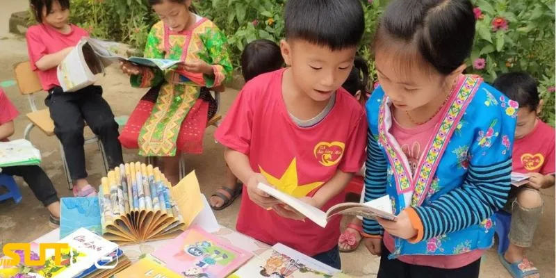 sut88 tặng sách cho trẻ em